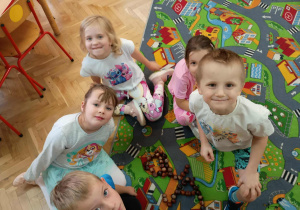 Dzieci podczas zabaw z literami a, o.