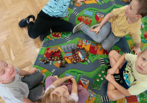 Dzieci podczas zabaw z literami a, o.