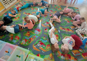 Dzieci podczas zabaw z literami a, o.