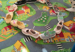 Dzieci podczas zabaw z literami a, o.