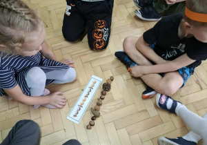 Dzieci układają jesienne rytmy.
