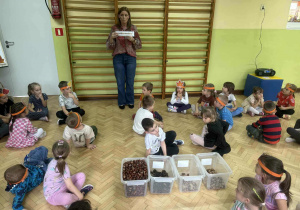 Dzieci układają jesienne rytmy.
