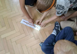 Dzieci układają jesienne rytmy.