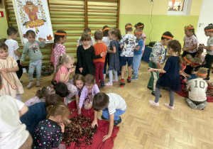Dzieci segregują dary jesieni.