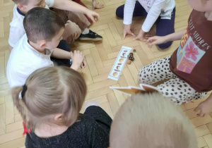 Dzieci układają jesienne rytmy.