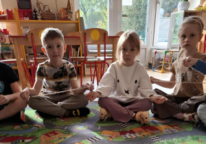 Dzieci doskonalą umiejętność przeliczania i porównywania długości wykorzystując sznurek z supełkiem.