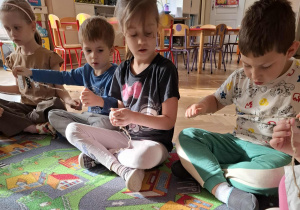 Dzieci doskonalą umiejętność przeliczania i porównywania długości wykorzystując sznurek z supełkiem.