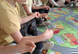 Dzieci doskonalą umiejętność przeliczania i porównywania długości wykorzystując sznurek z supełkiem.