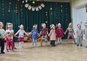 Dzieci z grupy żółtej deklamują wiersz o tematyce jesiennej.