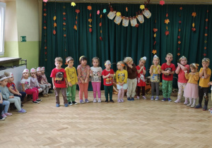 Dzieci z grupy niebieskiej śpiewają piosnkę o jeżyku.