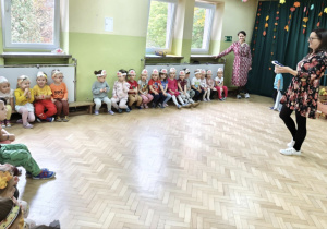 Dzieci rozmawiają z panią Kasią o jesieni.