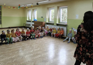 Pani zadaje dzieciom zagadki o tematyce jesiennej.