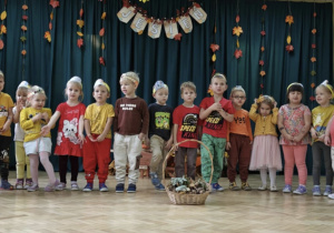 Dzieci z grupy niebieskiej deklamują wiersz pt.: "Jesień".