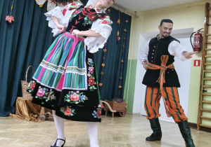 Para taneczna prezentuje tańce ludowe.