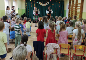 Dzieci uczą się wybranych kroków tanecznych, wykonywanych w różnym tempie.
