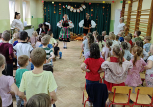 Dzieci uczą się wybranych kroków tanecznych, wykonywanych w różnym tempie.