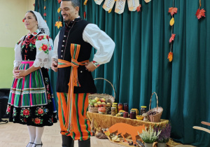 Para taneczna prezentuje tańce ludowe.
