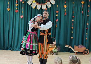 Para taneczna prezentuje tańce ludowe.