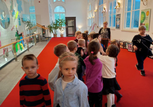 Dzieci idą w foyer.