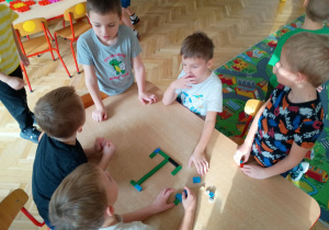 Dzieci układają literę T.