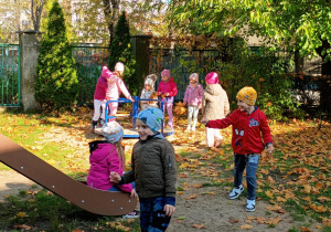Dzieci bawią się w ogrodzie przedszkolnym.
