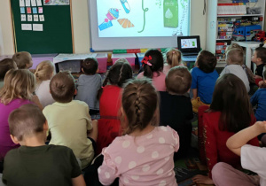 Dzieci uczestniczą w Psiej lekcji.