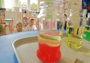 Bąbelki wirują w słoiku.