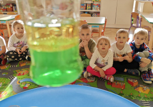 Bąbelki wirują w słoiku.