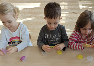 Dzieci bawią się "glutkiem", usprawniając przy tym swoje rączki.