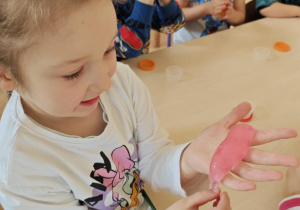 Dzieci bawią się "glutkiem", usprawniając przy tym swoje rączki.