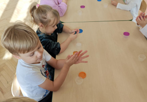 Dzieci bawią się "glutkiem", usprawniając przy tym swoje rączki.