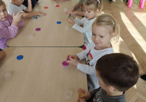 Dzieci bawią się "glutkiem", usprawniając przy tym swoje rączki.