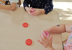 Dzieci bawią się "glutkiem", usprawniając przy tym swoje rączki.