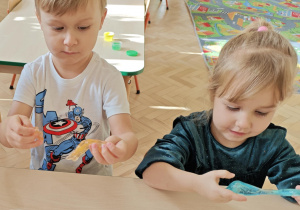 Dzieci bawią się "glutkiem", usprawniając przy tym swoje rączki.