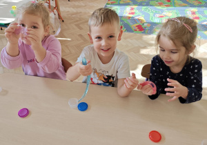 Dzieci bawią się "glutkiem", usprawniając przy tym swoje rączki.