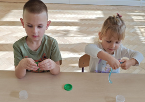 Dzieci bawią się "glutkiem", usprawniając przy tym swoje rączki.
