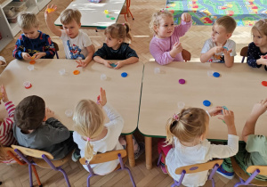 Dzieci ćwiczą rączki przy użyciu slime.