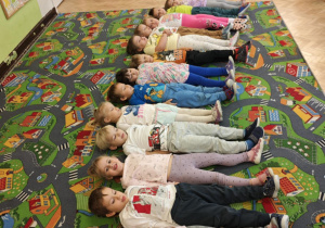 Dzieci ułożyły rytm - leżą na podłodze zmiennie chłopiec dziewczynka.