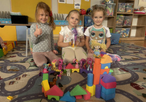 dzieci prezentują budowlę z klocków