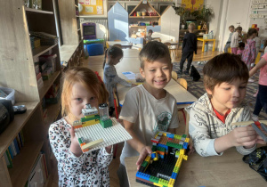 dzieci prezentują budowlę z klocków