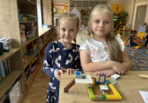 dzieci prezentują budowlę z klocków