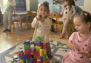 dzieci prezentują budowlę z klocków