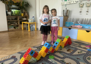 dzieci prezentują budowlę z klocków