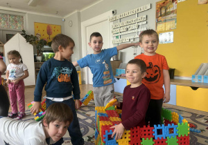 dzieci prezentują budowlę z klocków