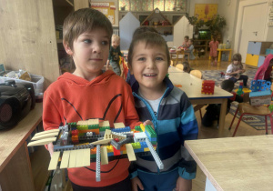 dzieci prezentują budowlę z klocków