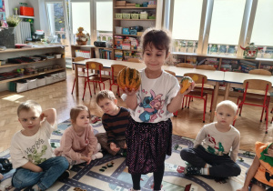 dziecko trzyma dynię w dłoni