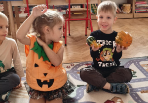 dziecko trzyma dynię w dłoni