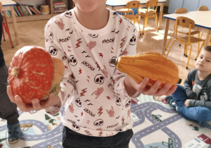 dziecko trzyma dynię w dłoni