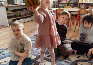 dziecko trzyma dynię w dłoni