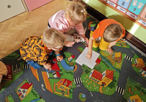 Dzieci układają dyniowe puzzle.